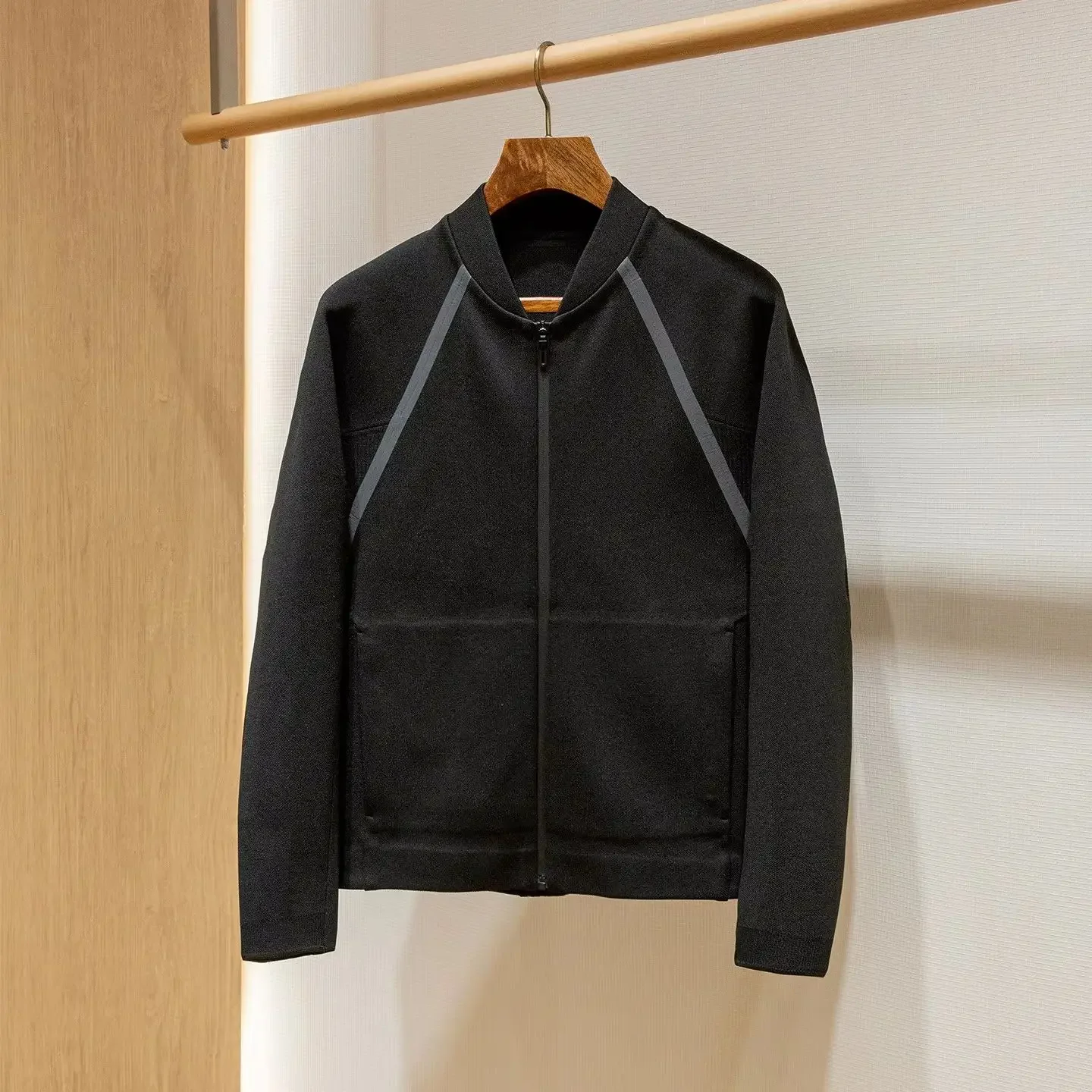 Custom-woven knitted fabric glued craft baseball collar casual short jacket
Custom-woven knitted fabric glued craft baseball collar casual short jacket