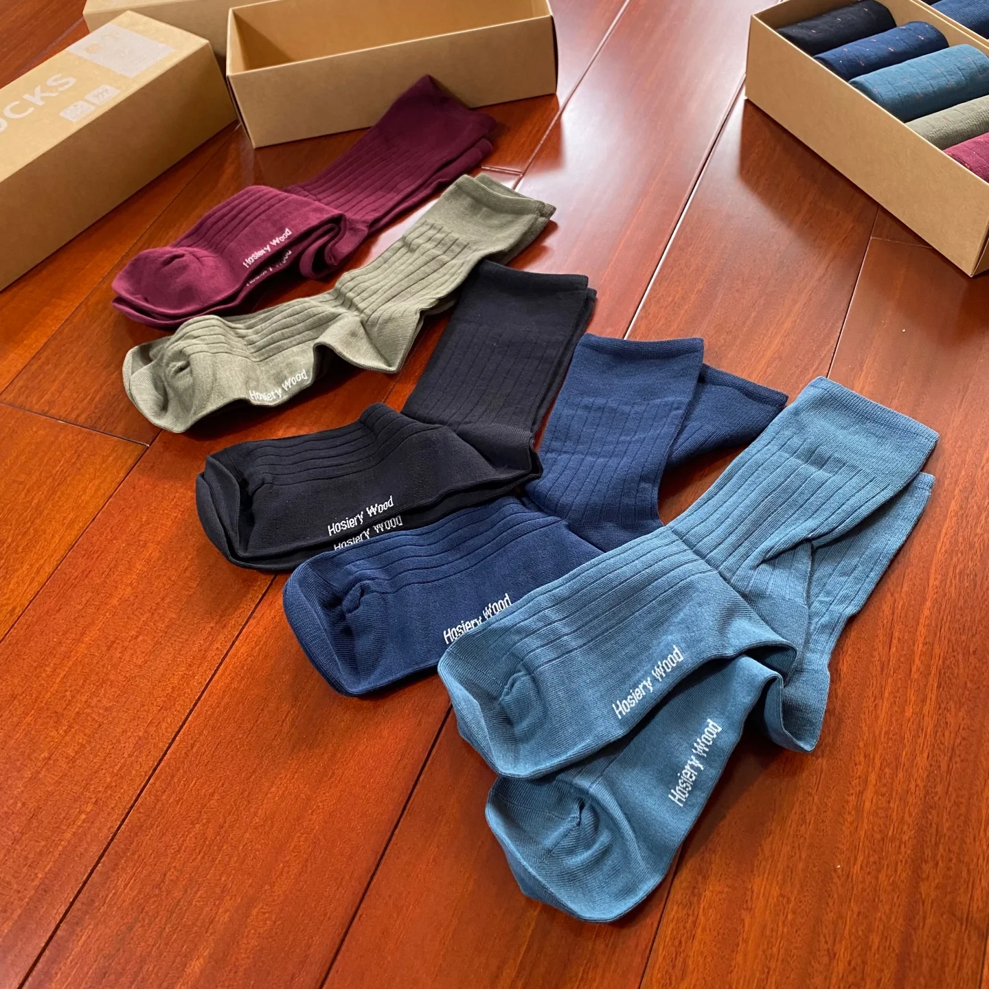 Affordable Comfortable Men's Mid-Calf Striped Cotton Blend Knitted Socks Five Pairs Box Set Spring Autumn Wear Resistant
Affordable Comfortable Men's Mid-Calf Striped Cotton Blend Knitted Socks Five Pairs Box Set Spring Autumn Wear Resistant