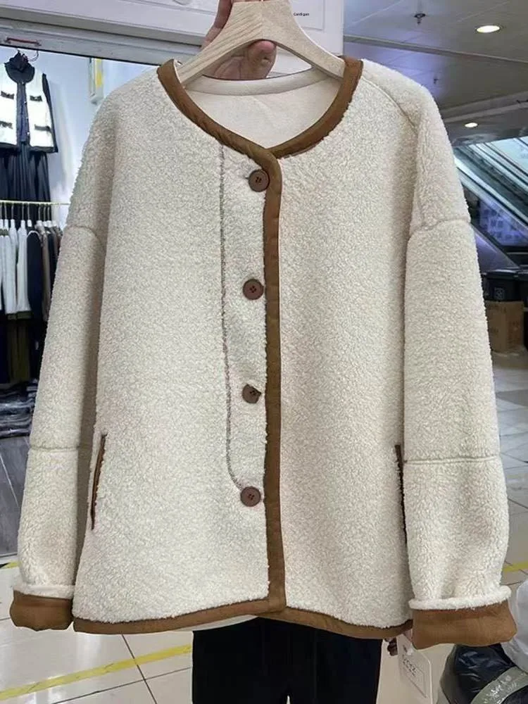 Женское пушистое теплое хлопковое пальто с мехом ягненка, модное зимнее новое пальто Small Fraance, свободная посадка
Женское пушистое теплое хлопковое пальто с мехом ягненка, модное зимнее новое пальто Small Fraance, свободная посадка