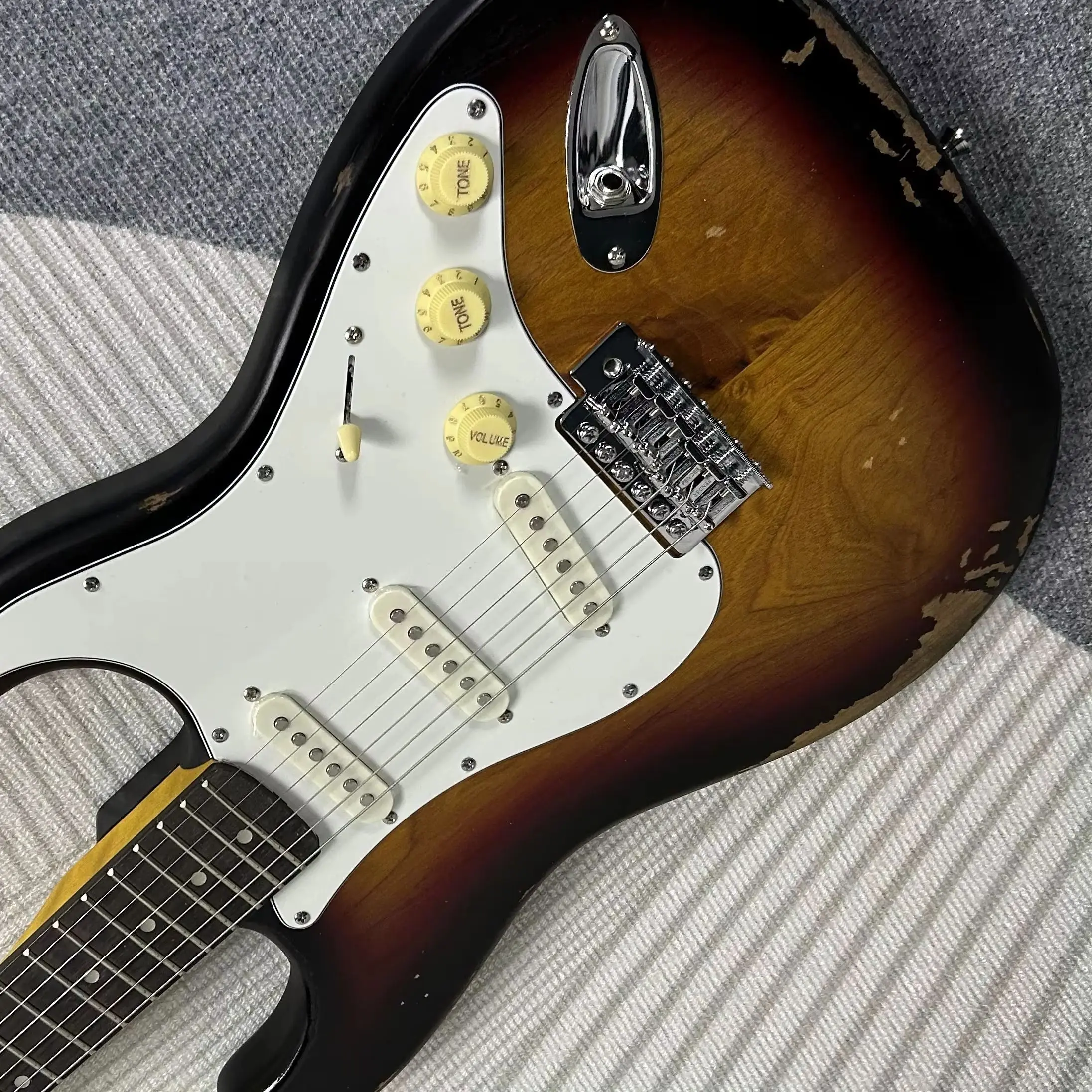 Hot Sale Electric Guitars Vintage Sunburst Color Alder Body Rosewood Fretboard 21 Frets
Hot Sale Electric Guitars Vintage Sunburst Color Alder Body Rosewood Fretboard 21 Frets