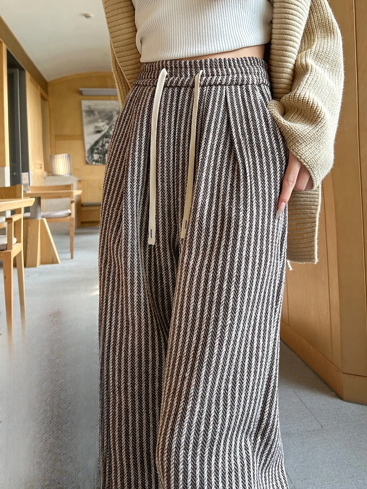 Полосатые широкие брюки женские зимние плюшевые утолщенные свободные брюки с высокой талией в ленивом стиле непринужденные повседневные прямые брюки-цилиндры
Полосатые широкие брюки женские зимние плюшевые утолщенные свободные брюки с высокой талией в ленивом стиле непринужденные повседневные прямые брюки-цилиндры