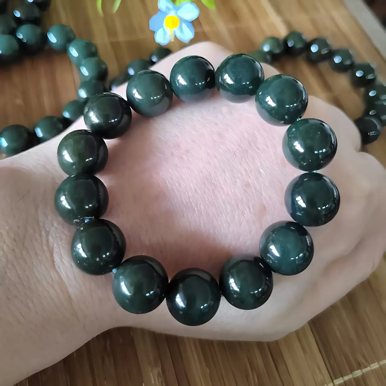 Natural Hetian jade black oil green bracelet 14mm old pit material, men's and women's sapphire jade bracelet with certificate
Natural Hetian jade black oil green bracelet 14mm old pit material, men's and women's sapphire jade bracelet with certificate