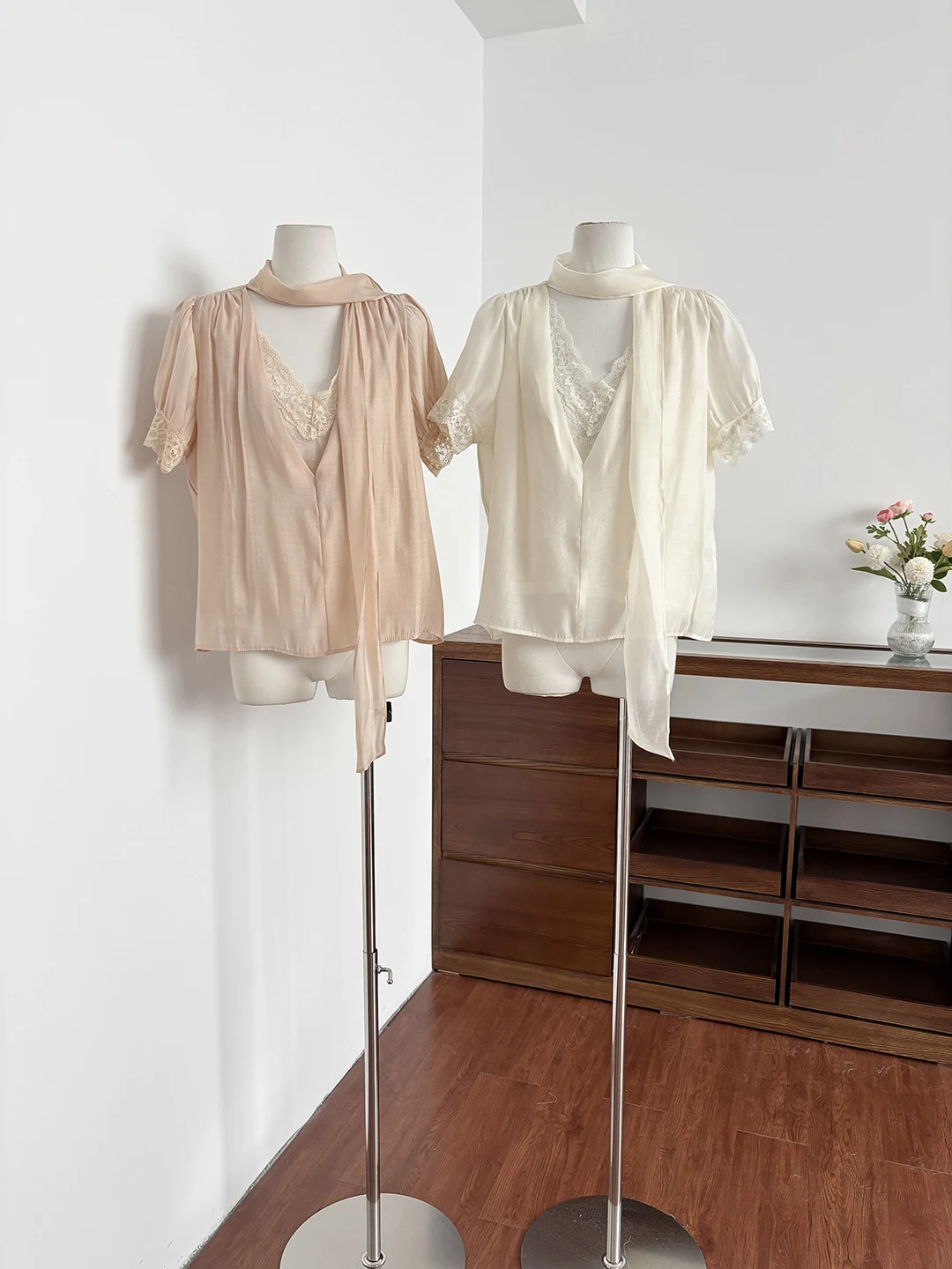Lace Splice Fake Two-Piece Bubble Sleeve V-Neck Women's Shirt Summer Commute Style Loose Fit Polyester Short Sleeve Top
Lace Splice Fake Two-Piece Bubble Sleeve V-Neck Women's Shirt Summer Commute Style Loose Fit Polyester Short Sleeve Top