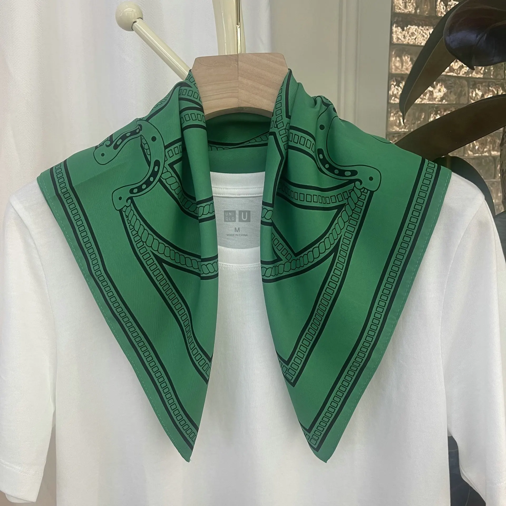 2025 New Style 53cm New Geometric Chain Ladies Decoration Large Kerchief Silk Scarf Shawl Sunscreen Scarf Small Square Scarf
2025 New Style 53cm New Geometric Chain Ladies Decoration Large Kerchief Silk Scarf Shawl Sunscreen Scarf Small Square Scarf