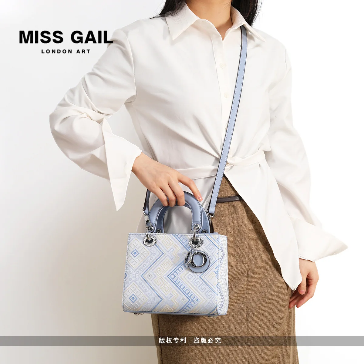 Ethnic Style Brocade Plaid New Chinese Style Handbag 2026 Spring and Summer New National Style Shoulder Bag Princess Diana Bag for Women
Ethnic Style Brocade Plaid New Chinese Style Handbag 2026 Spring and Summer New National Style Shoulder Bag Princess Diana Bag for Women