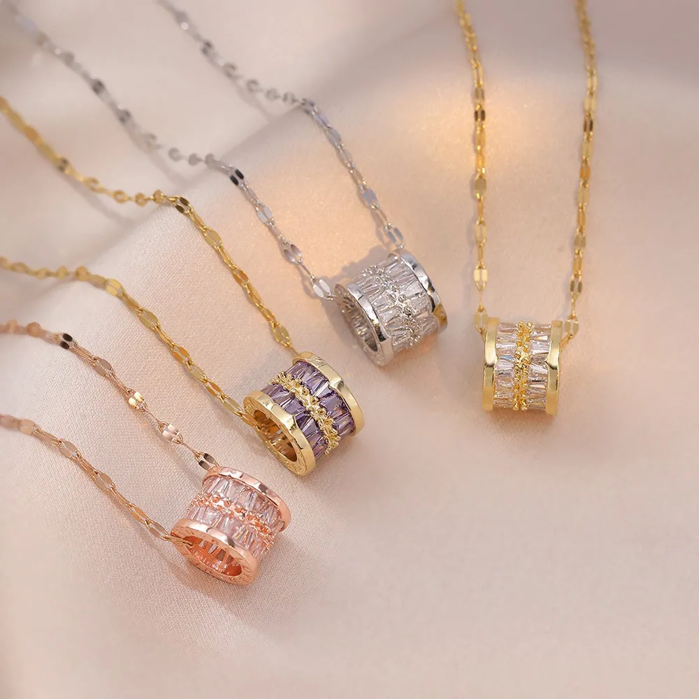 This necklace features a niche design, a slender waist, and is versatile. It's a collarbone chain with a cold style
This necklace features a niche design, a slender waist, and is versatile. It's a collarbone chain with a cold style