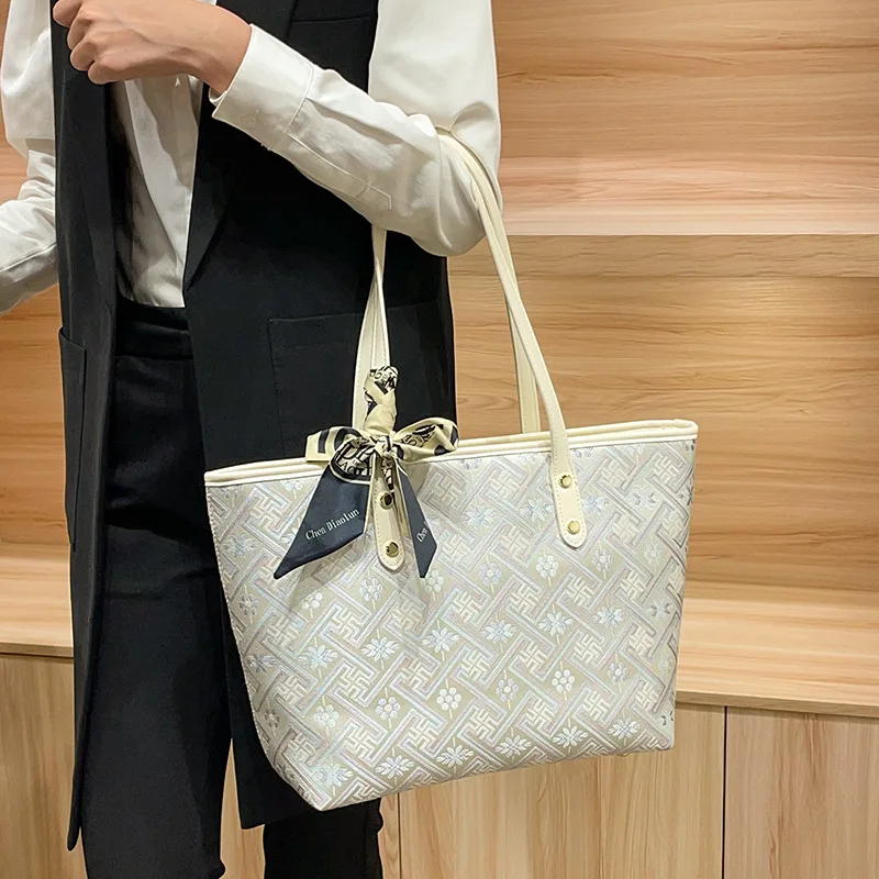 Zhuang Brocade Ethnic Style Bag, Song Brocade, Tang Brocade, Yunxiang Yarn Tote Bag, New Chinese Style Handbag for Women
Zhuang Brocade Ethnic Style Bag, Song Brocade, Tang Brocade, Yunxiang Yarn Tote Bag, New Chinese Style Handbag for Women