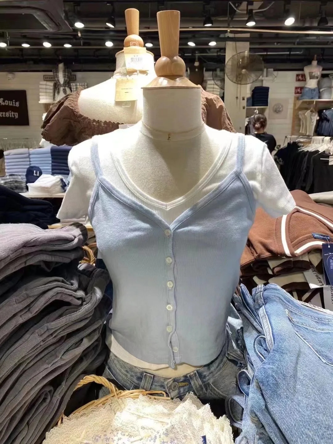 Sweet Blue Single Breasted Camisole Women Summer V-neck Casual Streetwear Slim Cropped Vests Vintage Cute Preppy Style Tank Tops
Sweet Blue Single Breasted Camisole Women Summer V-neck Casual Streetwear Slim Cropped Vests Vintage Cute Preppy Style Tank Tops