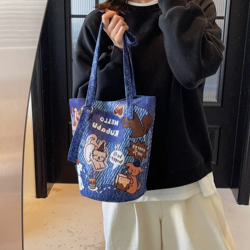 Cartoon Illustration Bucket Bag Large Capacity Handbag Trendy Design Versatile Shoulder Bag for Women 2025 New Style
Cartoon Illustration Bucket Bag Large Capacity Handbag Trendy Design Versatile Shoulder Bag for Women 2025 New Style