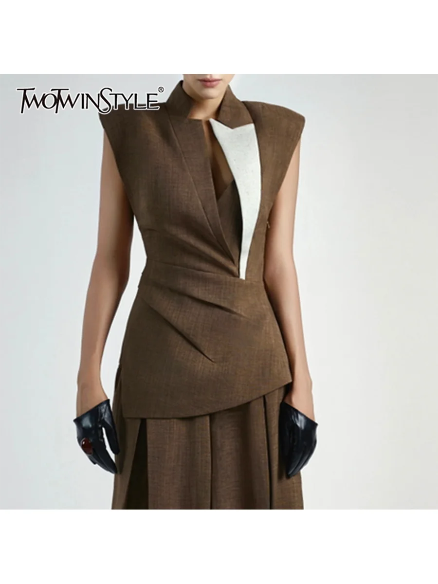 TWOTWINSTYLE хитовый цвет для похудения, сращенные складки, минималистичные куртки для женщин, темпераментная куртка без рукавов с v-образным вырезом, женская мода
TWOTWINSTYLE хитовый цвет для похудения, сращенные складки, минималистичные куртки для женщин, темпераментная куртка без рукавов с v-образным вырезом, женская мода