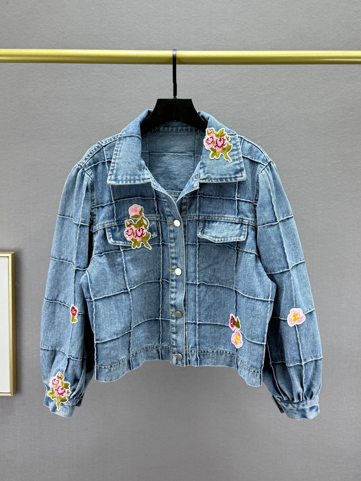 Retro Sle Embroidered Loose Fit Long Sve ort Denim Jaet Women's Spring Faion Slimming Effectiven Splicing Design
Retro Sle Embroidered Loose Fit Long Sve ort Denim Jaet Women's Spring Faion Slimming Effectiven Splicing Design