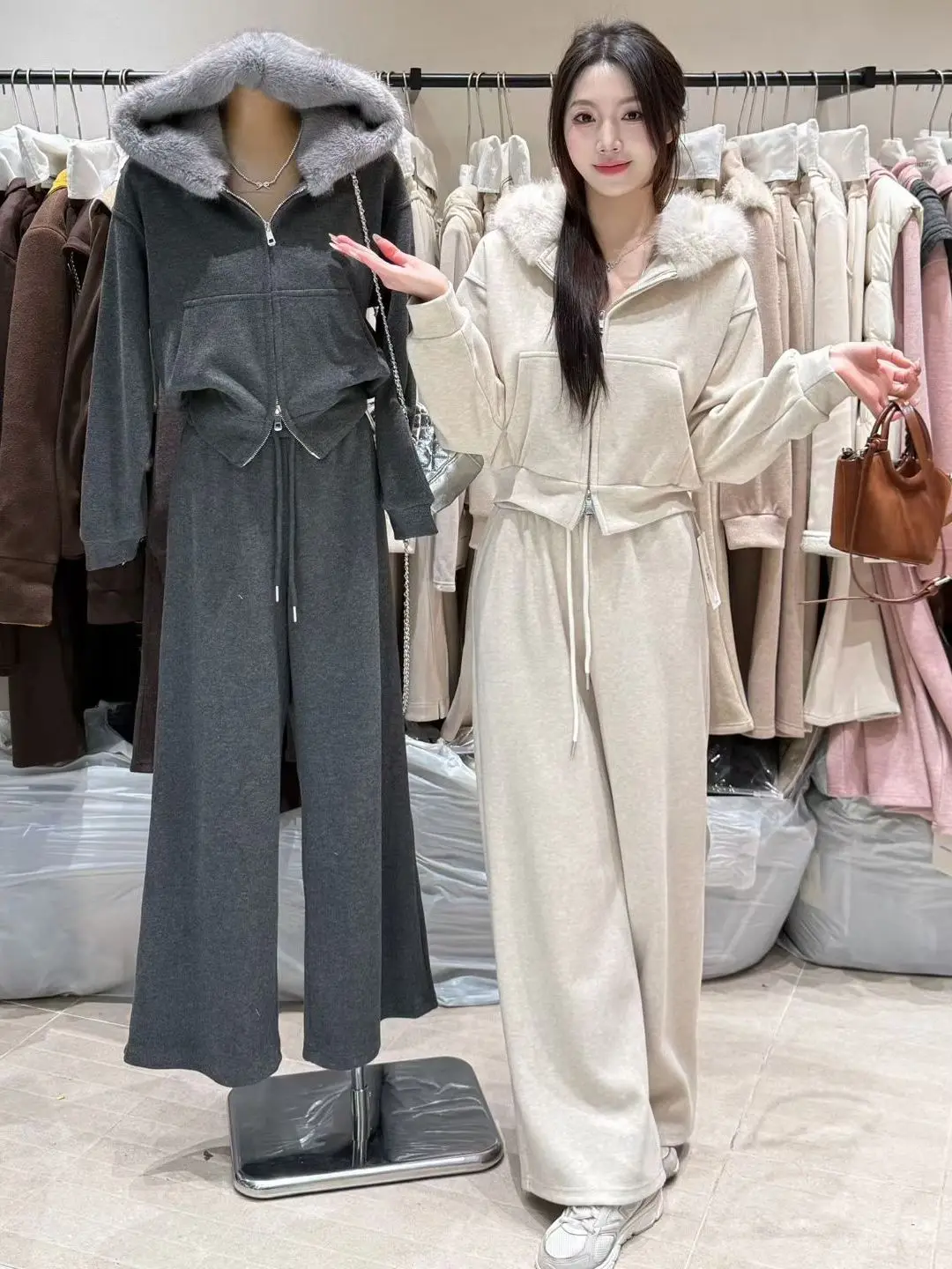 Корейский модный зимний комплект: женская плюшевая куртка с капюшоном и длинные брюки, комплект из двух предметов, хлопковый, с длинными рукавами
Корейский модный зимний комплект: женская плюшевая куртка с капюшоном и длинные брюки, комплект из двух предметов, хлопковый, с длинными рукавами