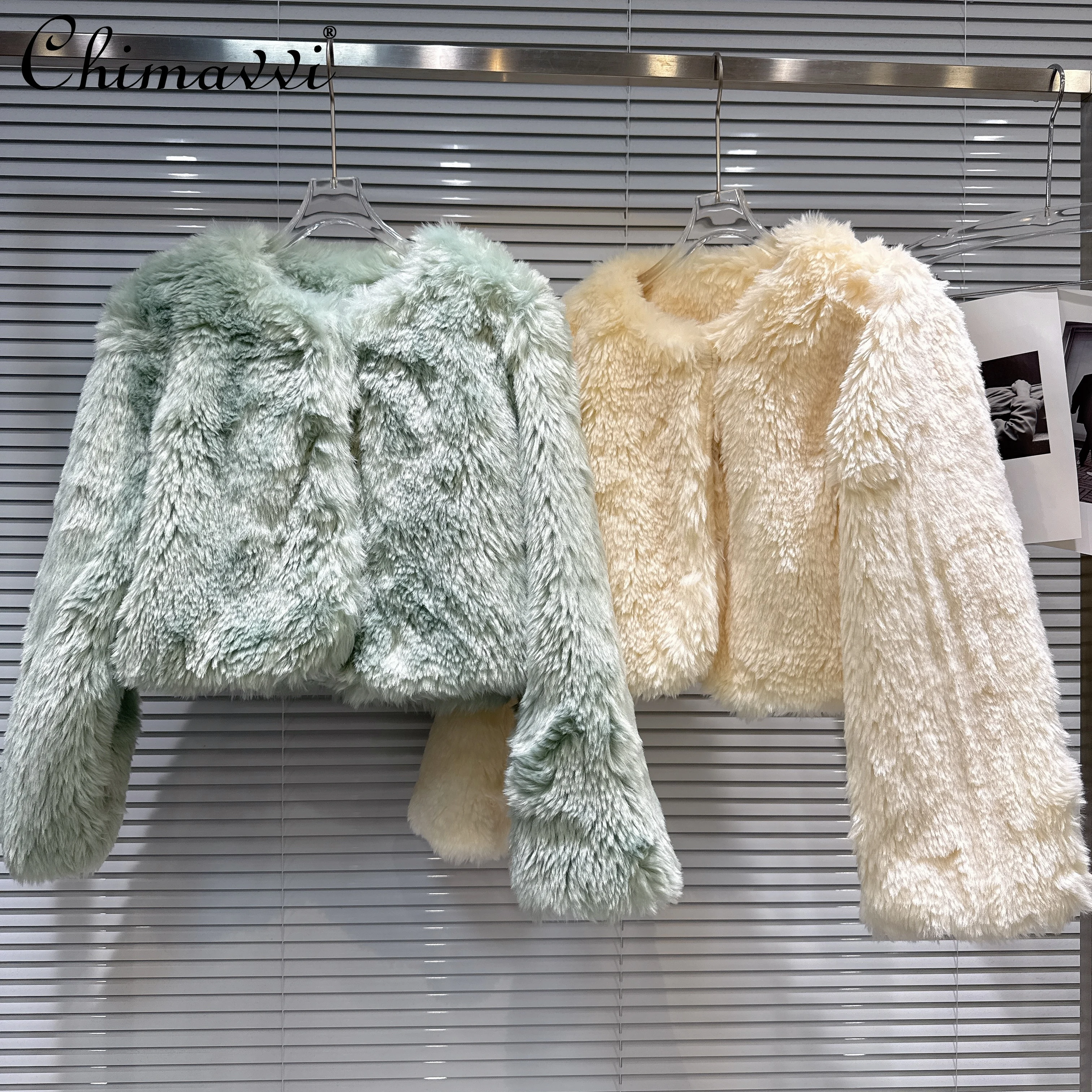 2025 зимняя элегантная модная светская теплая короткая куртка в корейском стиле с круглым вырезом и длинными рукавами, свободные универсальные женские пальто из искусственного меха
2025 зимняя элегантная модная светская теплая короткая куртка в корейском стиле с круглым вырезом и длинными рукавами, свободные универсальные женские пальто из искусственного меха