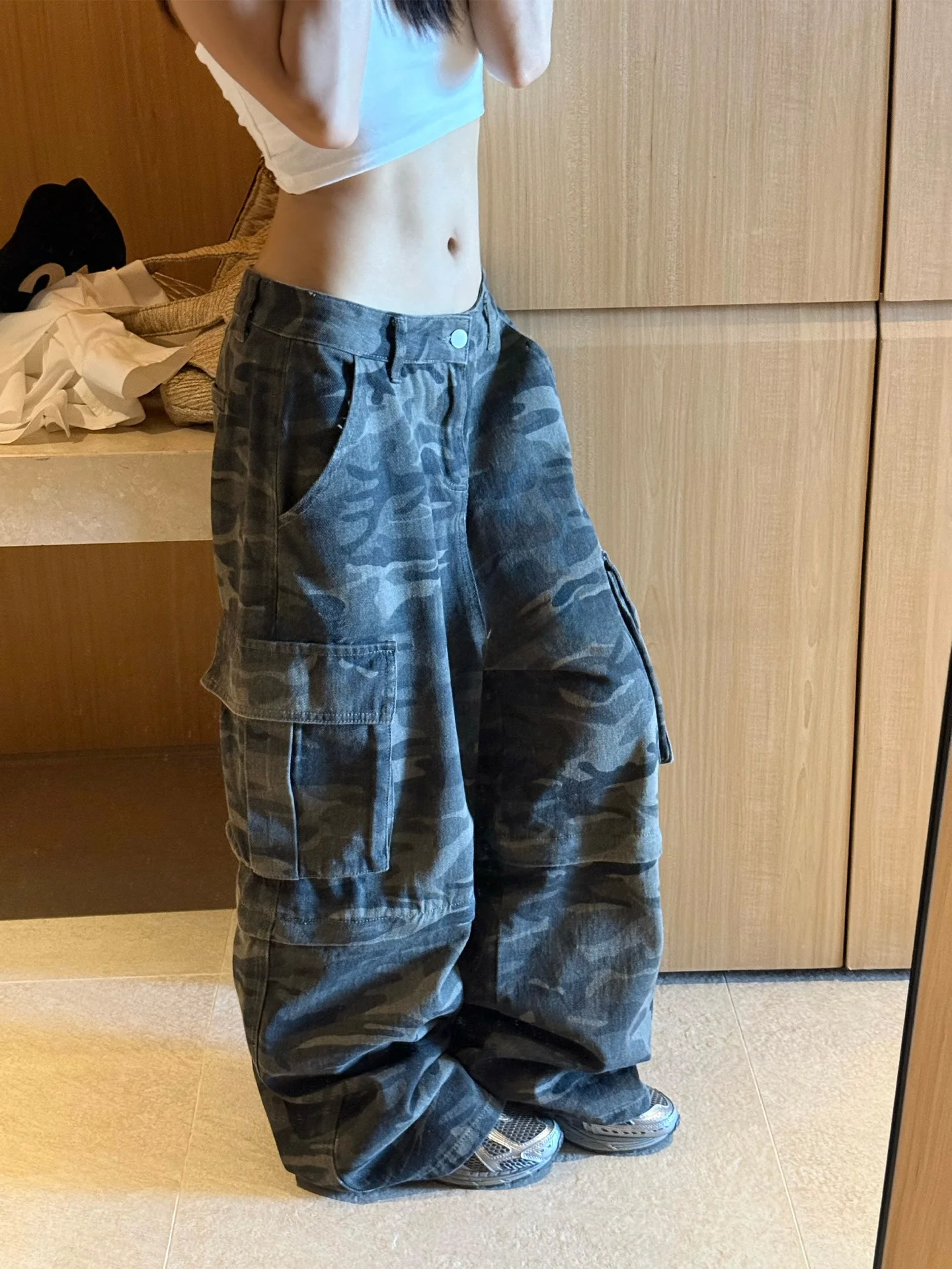 YOLO OP American Sle Camouflage Straight Leg Jeans Casual Loose Wide Leg Pants Spring Season High Waist Button Fly
YOLO OP American Sle Camouflage Straight Leg Jeans Casual Loose Wide Leg Pants Spring Season High Waist Button Fly
