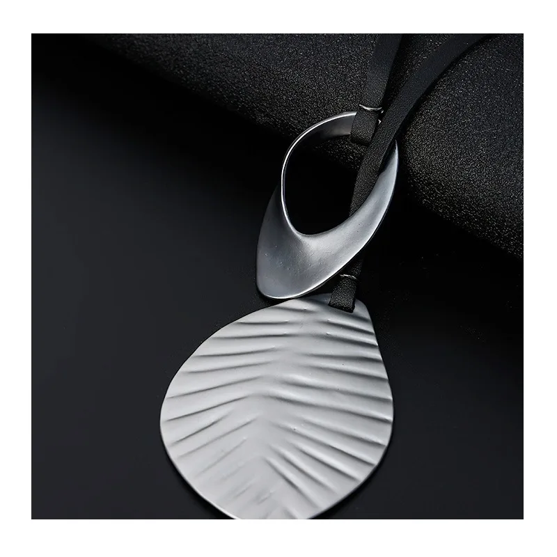 Special for New Necklaces, Retro Simple Leaves, Premium Wind Sweater Chain, Women's Alloy Long Necklace.
Special for New Necklaces, Retro Simple Leaves, Premium Wind Sweater Chain, Women's Alloy Long Necklace.