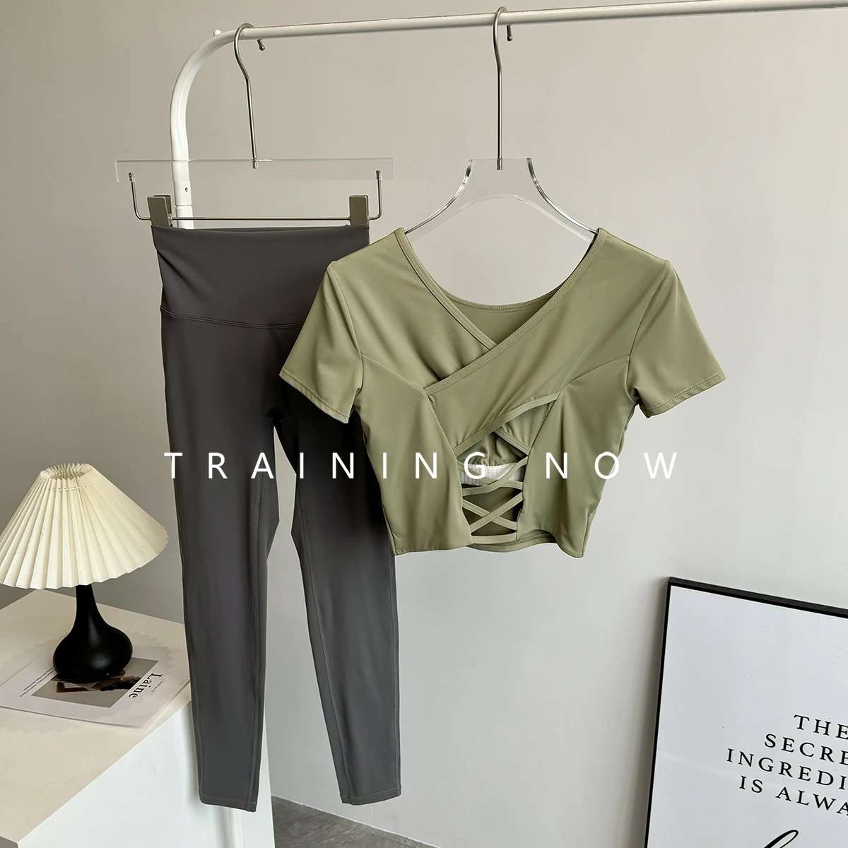 Летний утренний спортивный костюм, женский модный новый стиль с нагрудной подушечкой для йоги, плотный, с короткими рукавами, быстросохнущий, для фитнеса и тренировок
Летний утренний спортивный костюм, женский модный новый стиль с нагрудной подушечкой для йоги, плотный, с короткими рукавами, быстросохнущий, для фитнеса и тренировок