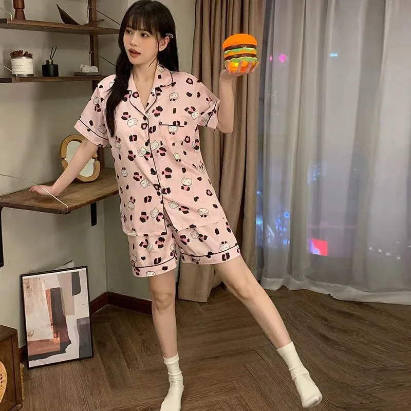 Новые летние розовые пижамы из ледяного шелка с лацканами и рисунком Hello Kitty, женские шорты с короткими рукавами, повседневный комплект домашней одежды
Новые летние розовые пижамы из ледяного шелка с лацканами и рисунком Hello Kitty, женские шорты с короткими рукавами, повседневный комплект домашней одежды