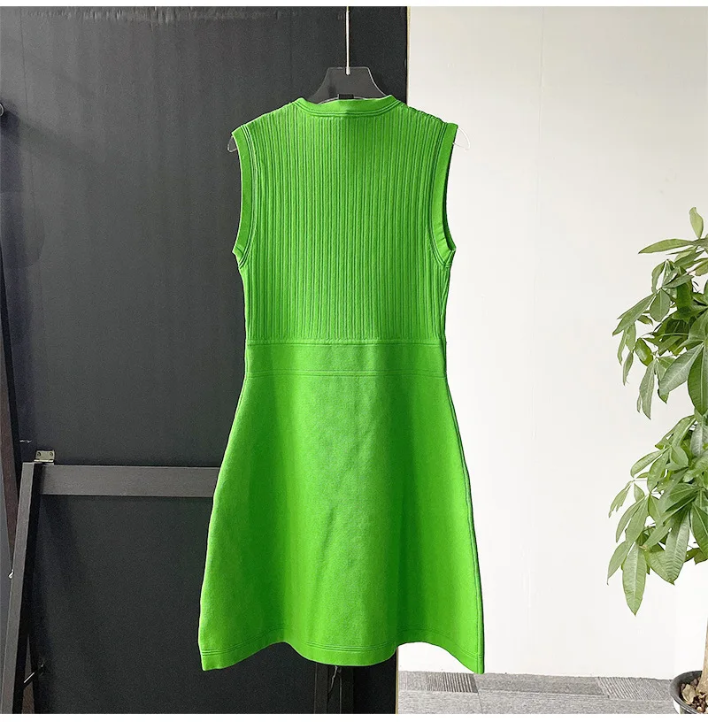 Evening dress Sleeveless vest dress, summer new style, simple temperament, green patchwork round neck, A-line knitted dress
Evening dress Sleeveless vest dress, summer new style, simple temperament, green patchwork round neck, A-line knitted dress