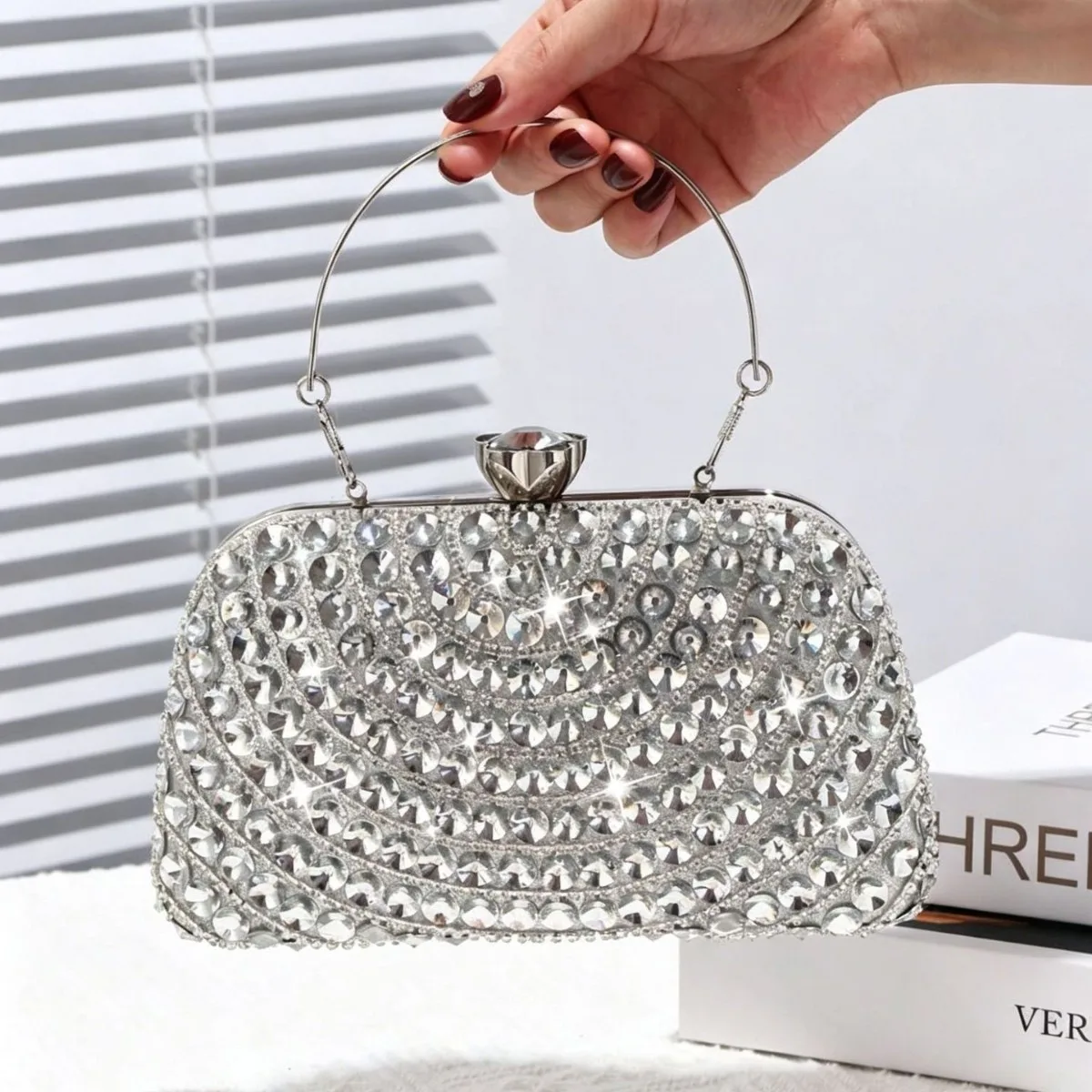 Wind dinner bag women's high-end handbag handmade rhinestone evening clutch bag banquet bag
Wind dinner bag women's high-end handbag handmade rhinestone evening clutch bag banquet bag