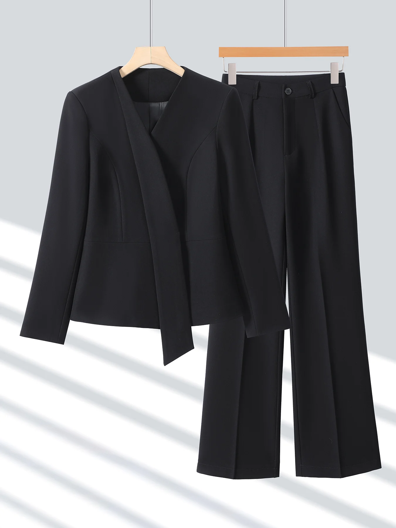 Elegant 2-Piece Suit for Women Notched Lapel Blazer & Straight Pants Office Wear
Elegant 2-Piece Suit for Women Notched Lapel Blazer & Straight Pants Office Wear