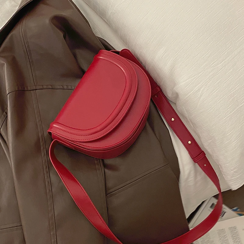 Korean Fashion Women Pu Shoulder Bag Solid Large Capacity Flap Saddle Wide Strap Crossbody Pack All-Match Female Underarm Pack
Korean Fashion Women Pu Shoulder Bag Solid Large Capacity Flap Saddle Wide Strap Crossbody Pack All-Match Female Underarm Pack