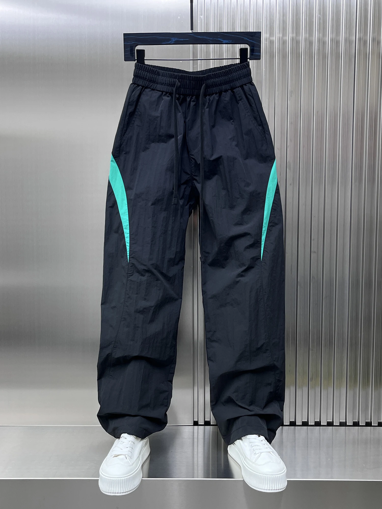 Летние мужские повседневные спортивные брюки 2025 года: молодежные, прямые, в полоску, с цветными вставками, модные, трендовые, свободного кроя
Летние мужские повседневные спортивные брюки 2025 года: молодежные, прямые, в полоску, с цветными вставками, модные, трендовые, свободного кроя