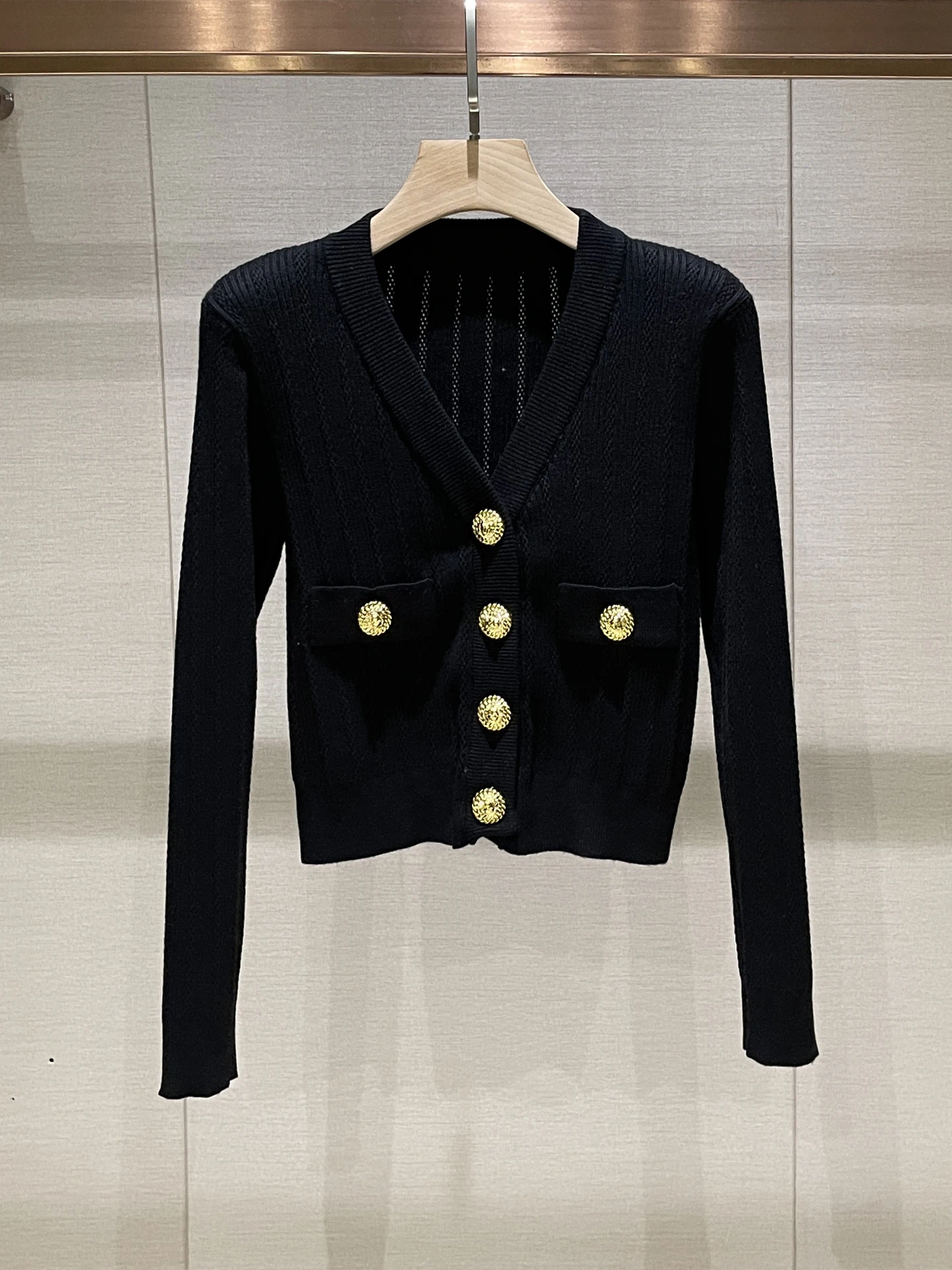 Новый женский вязаный кардиган Ele V-Ne Long Sve Bla с одной пуговицей, повседневный, осенне-зимний, легкий, для зрелых женщин...
Новый женский вязаный кардиган Ele V-Ne Long Sve Bla с одной пуговицей, повседневный, осенне-зимний, легкий, для зрелых женщин...