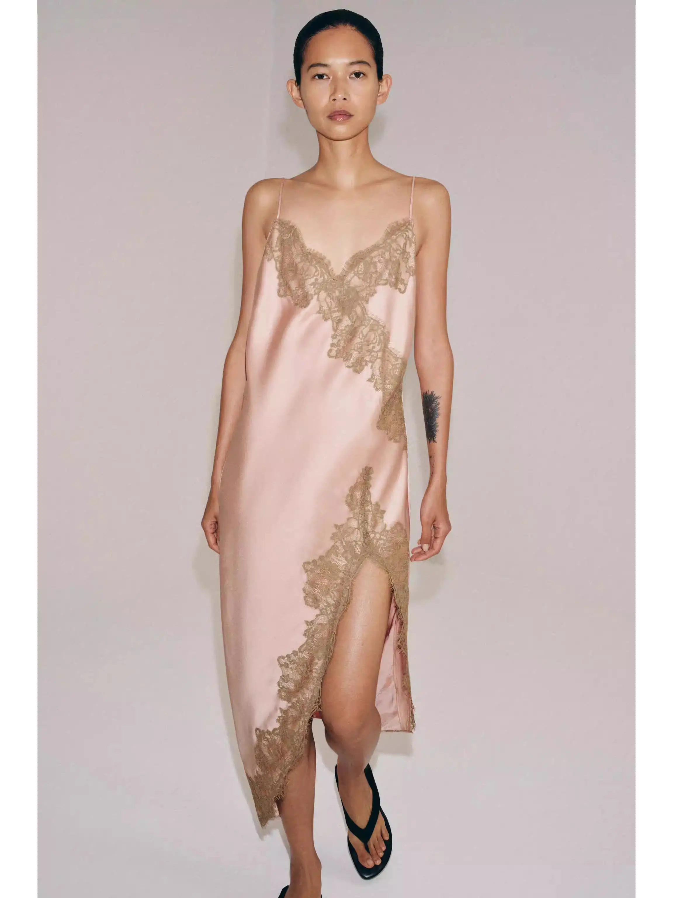 Elegant Lace Trim Silk Satin Dress New Summer Collection Women's Fashionable Stage Costume Ethnic Wear Age Group 18-25
Elegant Lace Trim Silk Satin Dress New Summer Collection Women's Fashionable Stage Costume Ethnic Wear Age Group 18-25