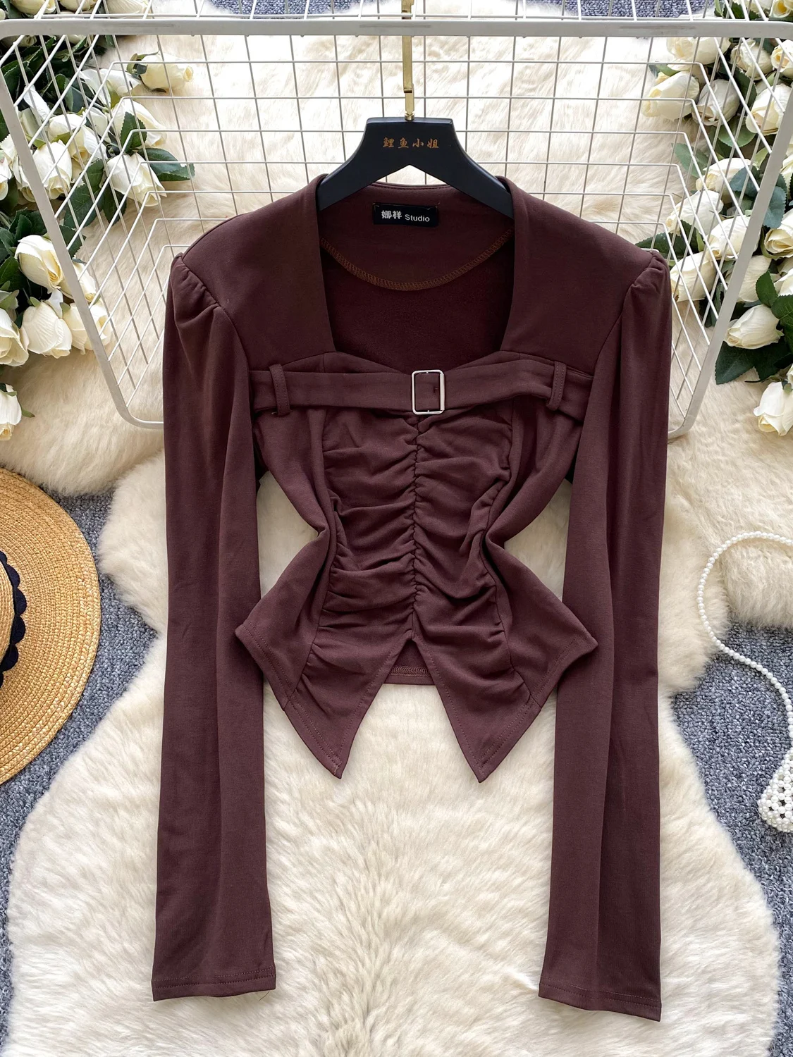 2026 New Autumn Women Square Collar Long Sleeve T-shirt Metal Buckle Bandage Pleated Slim Fit Solid Color Short T-shirt Tops
2026 New Autumn Women Square Collar Long Sleeve T-shirt Metal Buckle Bandage Pleated Slim Fit Solid Color Short T-shirt Tops