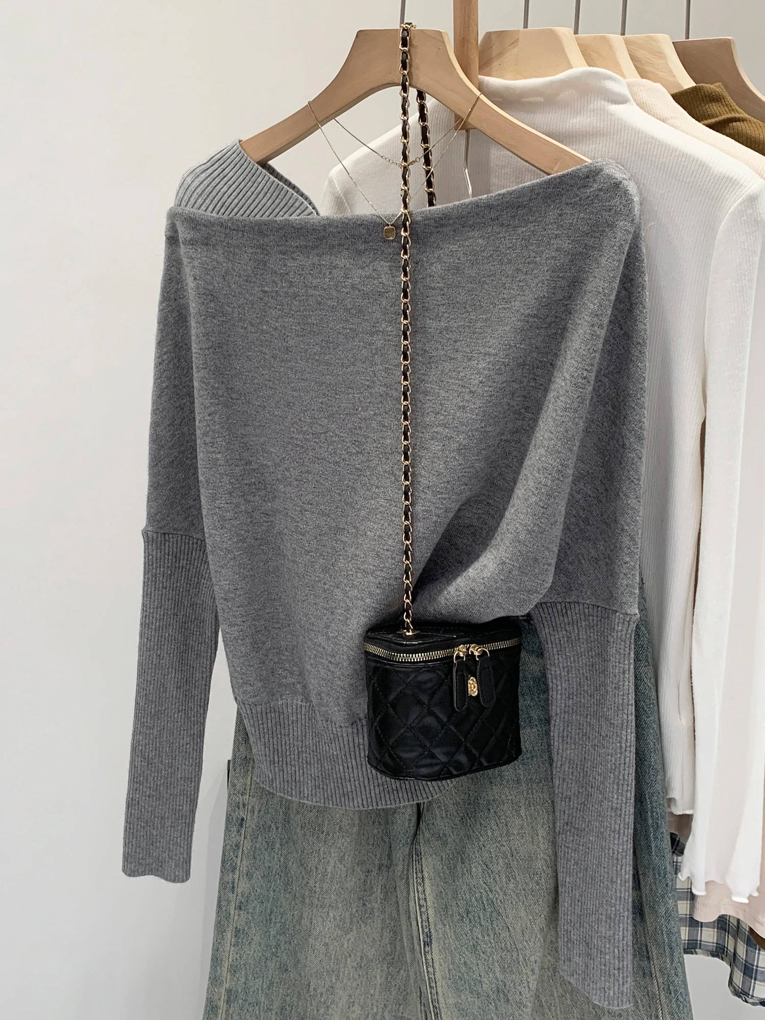 Chic Knitted Long Sleeve Asymmetrical Shoulder Top for Women Soft Comfortable High Quality Korean Style Early Autumn Top
Chic Knitted Long Sleeve Asymmetrical Shoulder Top for Women Soft Comfortable High Quality Korean Style Early Autumn Top