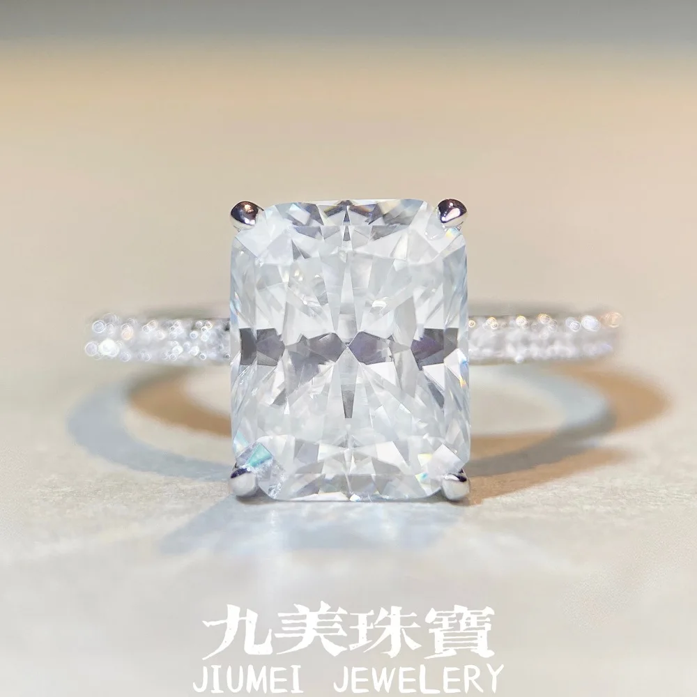 D-color moissanite ring, PT950 platinum, radiant cut moissanite
D-color moissanite ring, PT950 platinum, radiant cut moissanite