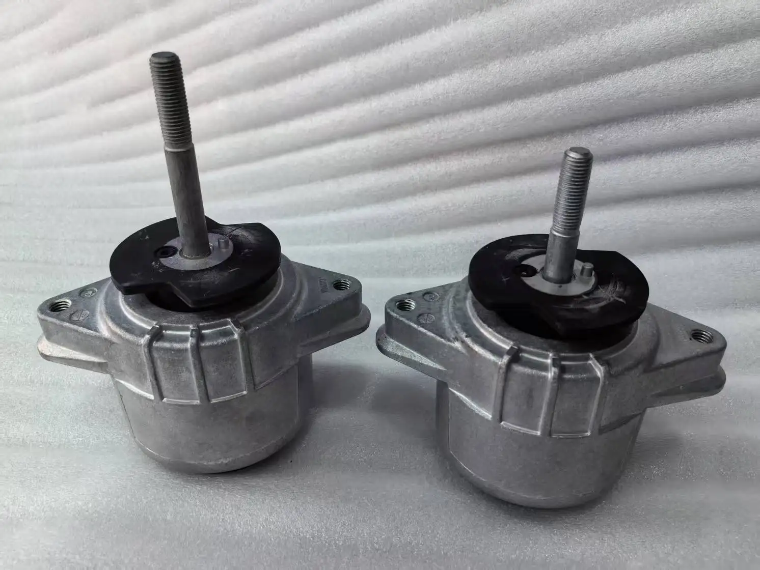 Engine mounting engine claw for Porsche Panamera 970 2010-2016 94837505812 94837505712 
Engine mounting engine claw for Porsche Panamera 970 2010-2016 94837505812 94837505712