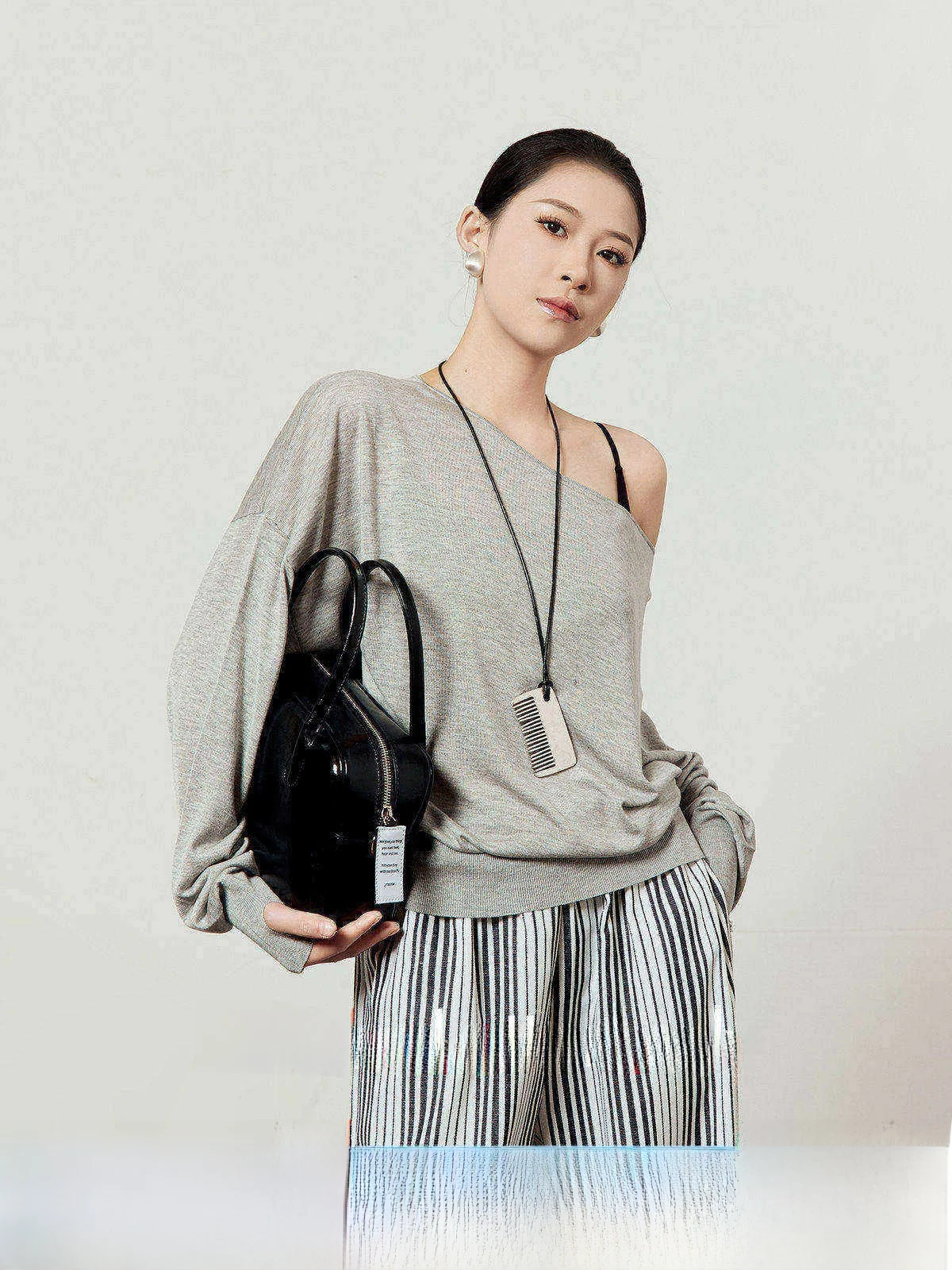 Sexy Asymmetrical Shoulder Sweater Women's Loose Lazy Style Summer Knitted Top Simple Versatile Commute Wind Long Sleeve T-Shirt
Sexy Asymmetrical Shoulder Sweater Women's Loose Lazy Style Summer Knitted Top Simple Versatile Commute Wind Long Sleeve T-Shirt