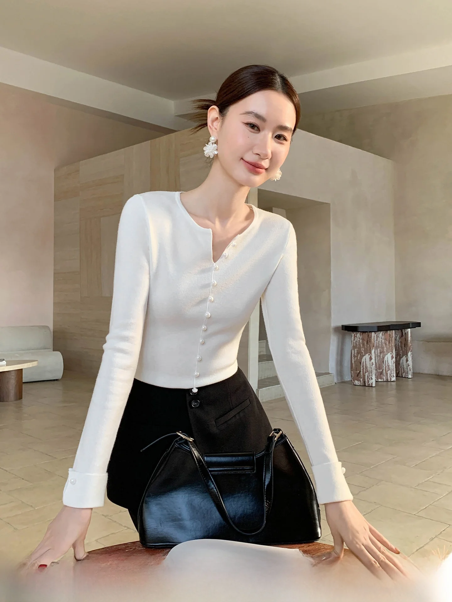 Женский облегающий топ XXNING с жемчужным декором и длинными рукавами, имитация плаща, осенне-зимняя модная одежда для повседневной носки
Женский облегающий топ XXNING с жемчужным декором и длинными рукавами, имитация плаща, осенне-зимняя модная одежда для повседневной носки