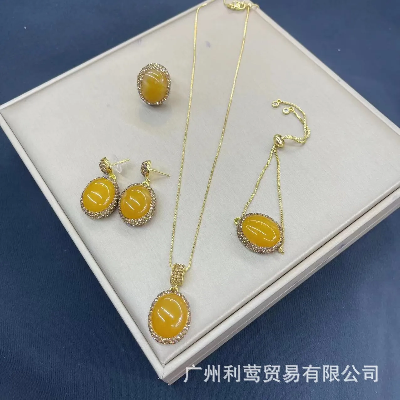 Second-generation beeswax set, medieval personalized high-end inlaid crystal electroplating necklace necklace earrings rings
Second-generation beeswax set, medieval personalized high-end inlaid crystal electroplating necklace necklace earrings rings