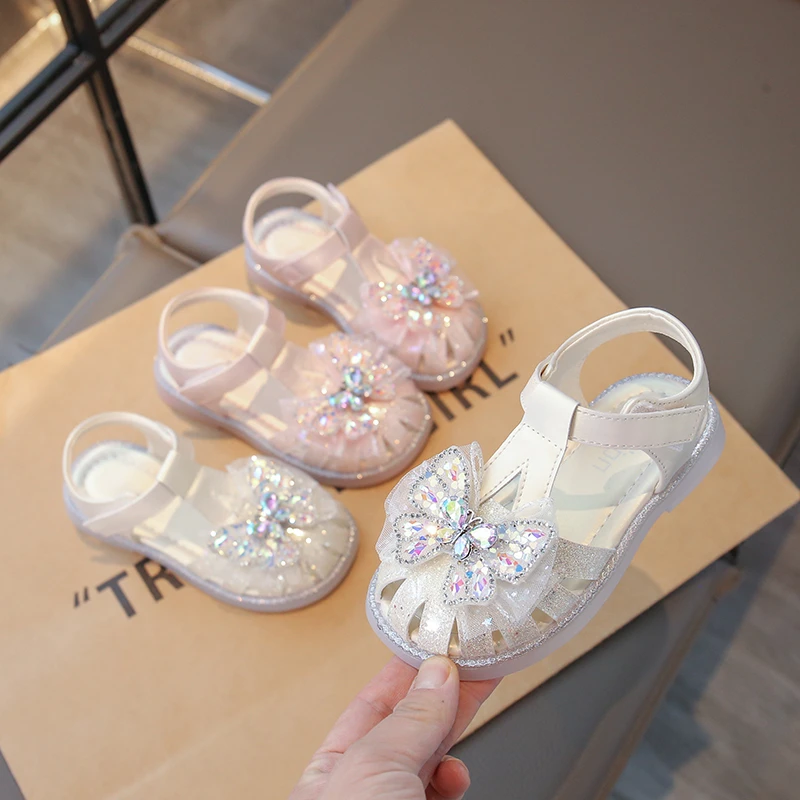 2025 Summer New Kids Crystal Sandals for Girls Anti-slippery Soft Sole Toddler Beach Shoes Toes Capped Princess Girls Party Wear
2025 Summer New Kids Crystal Sandals for Girls Anti-slippery Soft Sole Toddler Beach Shoes Toes Capped Princess Girls Party Wear