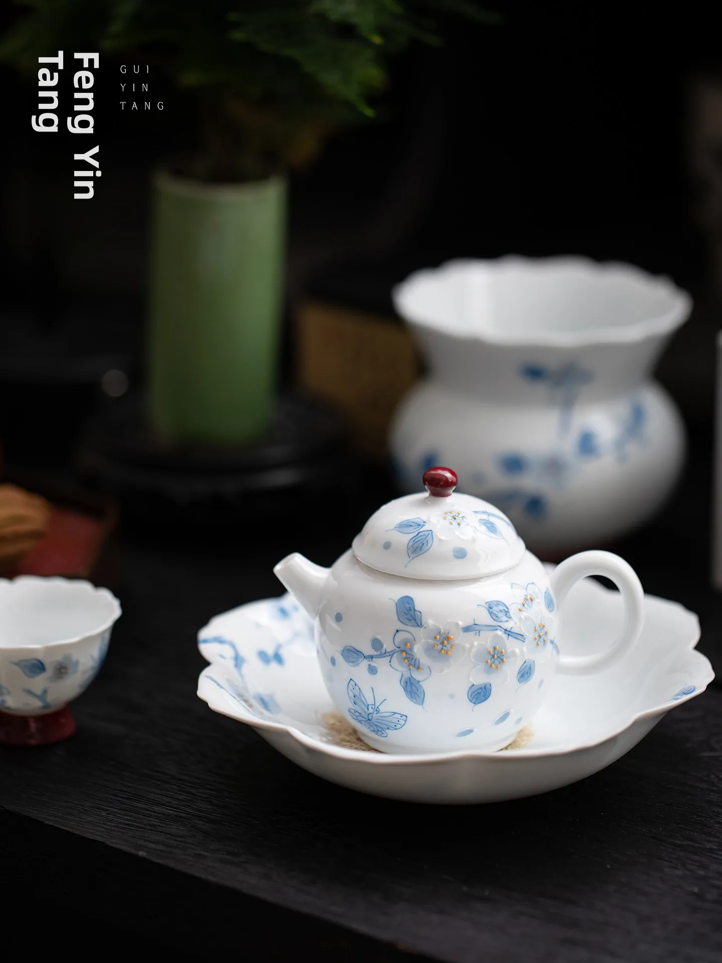 Чайник Gu Yan Tang из керамики, расписанный вручную, в новом китайском стиле, высококачественный, для домашнего использования, для заваривания чая, с защитой от ожогов, ручной работы
Чайник Gu Yan Tang из керамики, расписанный вручную, в новом китайском стиле, высококачественный, для домашнего использования, для заваривания чая, с защитой от ожогов, ручной работы