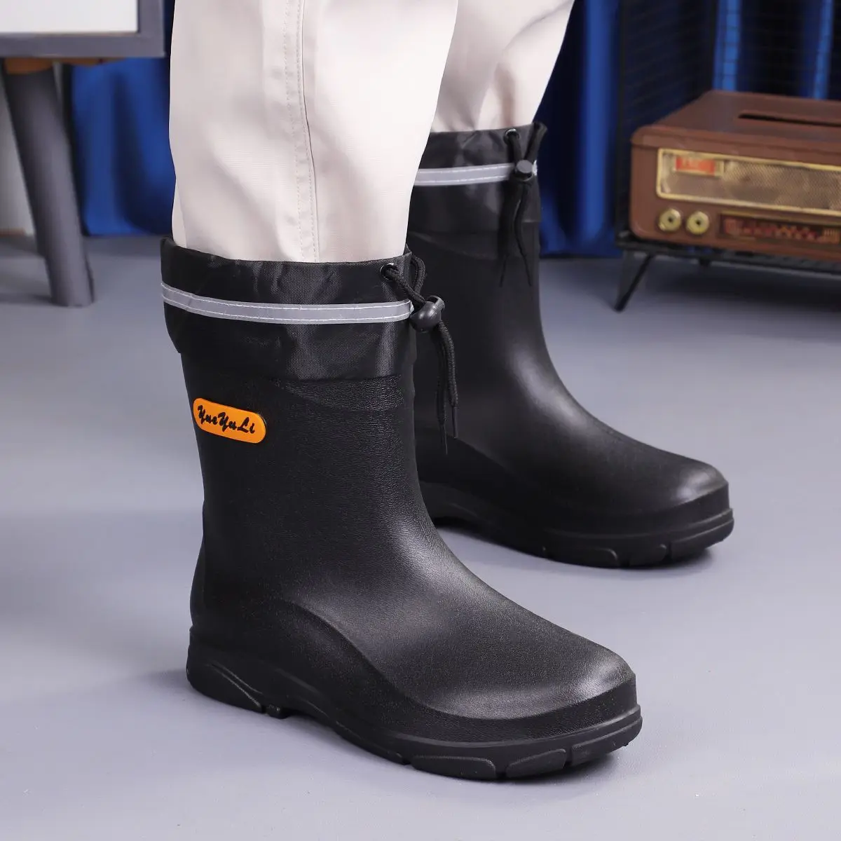 Черные теплые непромокаемые резиновые сапоги для мужчин, зимняя мужская обувь до середины икры на флисовой подкладке, удобные нескользящие оригинальные резиновые сапоги Mud 2025 г.
Черные теплые непромокаемые резиновые сапоги для мужчин, зимняя мужская обувь до середины икры на флисовой подкладке, удобные нескользящие оригинальные резиновые сапоги Mud 2025 г.