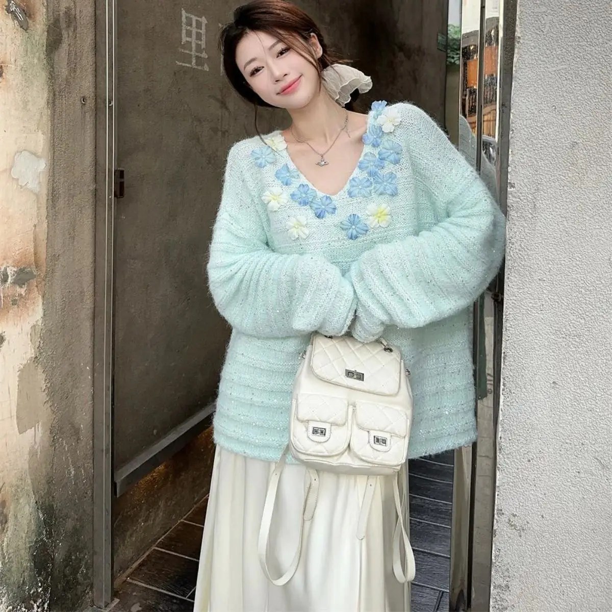 2024 Winter French Gentle Flower Bead V-neck Pullover Sweater for Women Loose Slim Fit Versatile Long-sleeved Knitted Sweater
2024 Winter French Gentle Flower Bead V-neck Pullover Sweater for Women Loose Slim Fit Versatile Long-sleeved Knitted Sweater