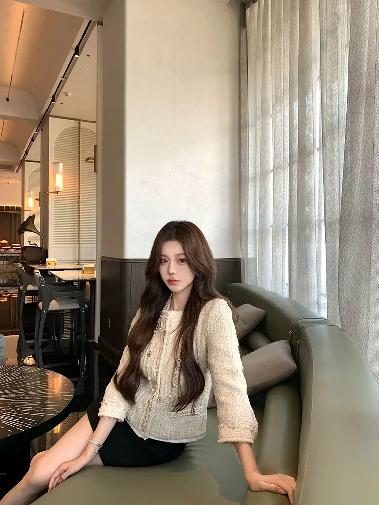 Short Coat Jacket Women's Pre-Fall round Neck Tweed Top Elegant Ladylike Style Button Closure Color MUYEONJI
Short Coat Jacket Women's Pre-Fall round Neck Tweed Top Elegant Ladylike Style Button Closure Color MUYEONJI