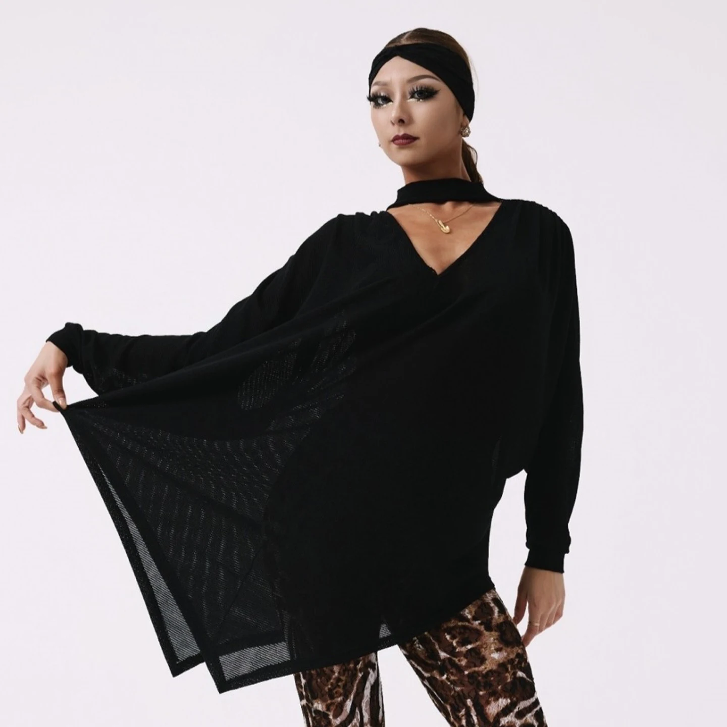 Свободные черные топы для латинских танцев с длинными рукавами, одежда для тренировок, женский топ с V-образным вырезом, асимметричный топ для взрослых, одежда для танцев румба и самба SS1580
Свободные черные топы для латинских танцев с длинными рукавами, одежда для тренировок, женский топ с V-образным вырезом, асимметричный топ для взрослых, одежда для танцев румба и самба SS1580