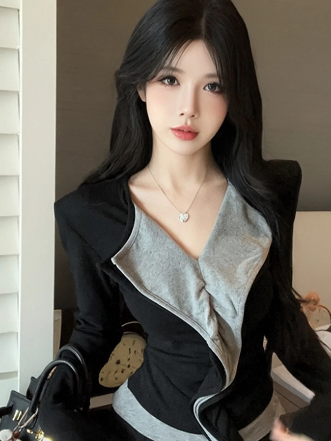 Fashionable Long Sleeve T-Shirt Women's Winter New Waist Cinching Slimming Inner Wear Wood Grain Color Collision Top
Fashionable Long Sleeve T-Shirt Women's Winter New Waist Cinching Slimming Inner Wear Wood Grain Color Collision Top