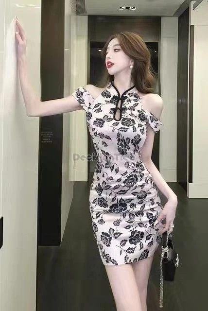2025 китайское улучшенное сексуальное женское платье в стиле ретро с вырезом, короткое платье Cheongsam без рукавов с цветочным принтом, утягивающее Ципао
2025 китайское улучшенное сексуальное женское платье в стиле ретро с вырезом, короткое платье Cheongsam без рукавов с цветочным принтом, утягивающее Ципао