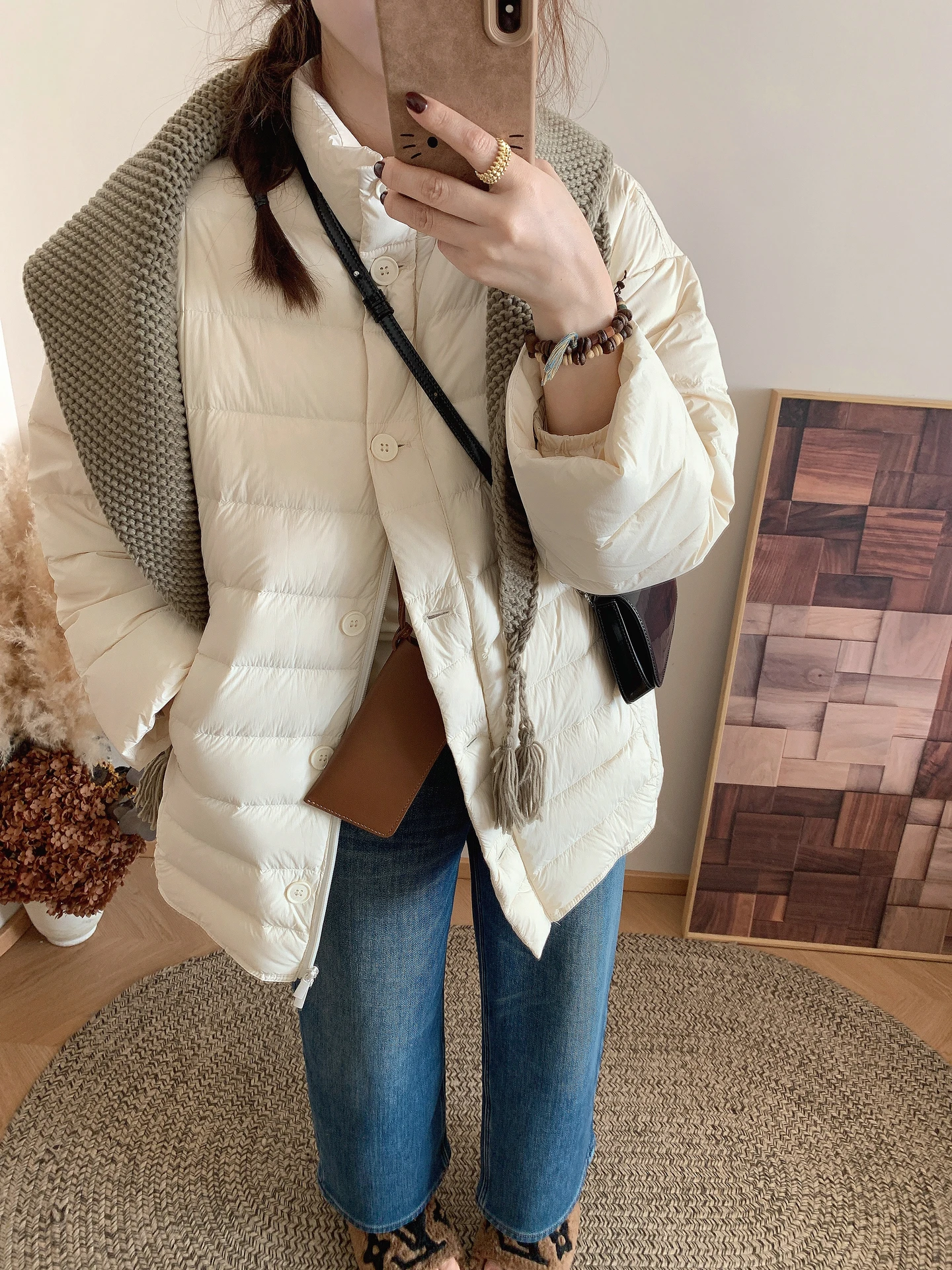 Легкая женская зимняя куртка с одной пуговицей, пуховик с пышными рукавами, корейский стиль, 90% пуха, теплая верхняя одежда с длинными рукавами
Легкая женская зимняя куртка с одной пуговицей, пуховик с пышными рукавами, корейский стиль, 90% пуха, теплая верхняя одежда с длинными рукавами