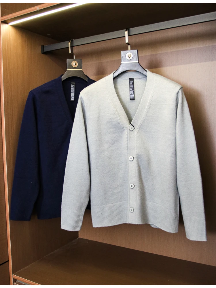 Loose Fit Wool Blend Long Sleeve V-Neck Single Button Knitted Cardigan Outerwear for Men Autumn Winter Fashion Casual Style
Loose Fit Wool Blend Long Sleeve V-Neck Single Button Knitted Cardigan Outerwear for Men Autumn Winter Fashion Casual Style