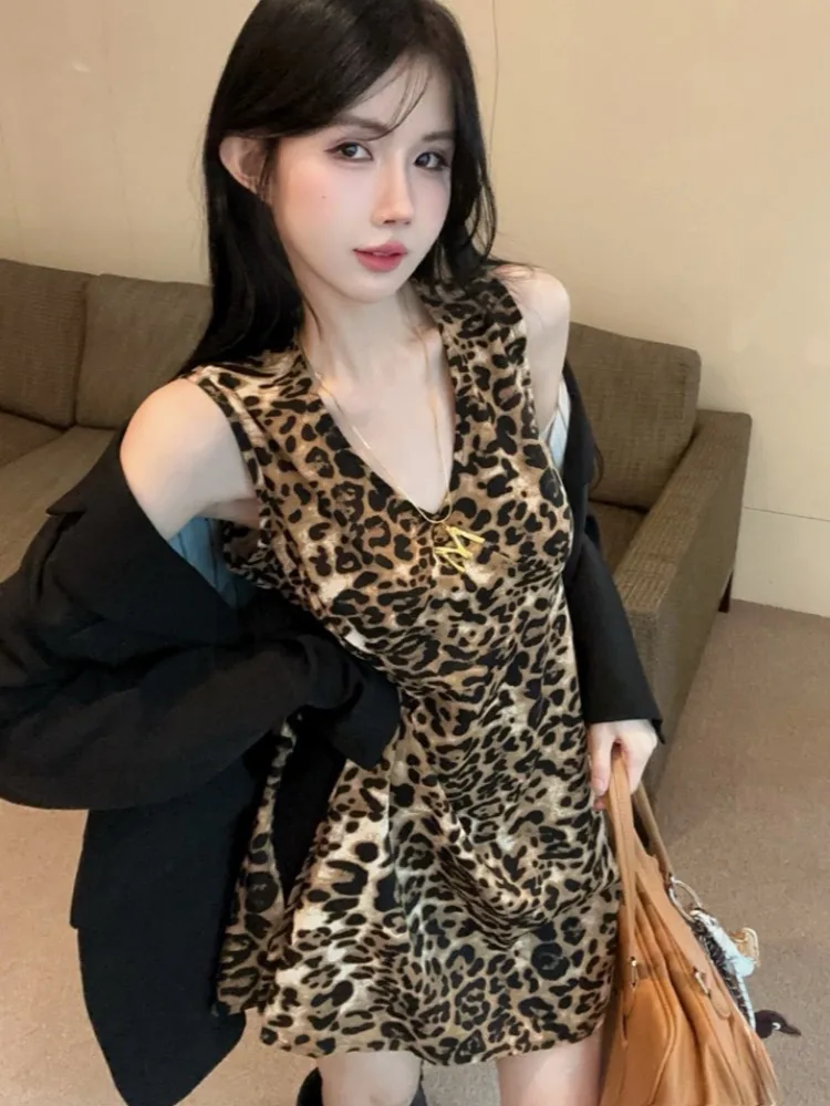 Slimming Mid-Length T-Shirt Vintage Leopard Print V-Neck Sleeveless Women's Autumn Winter American Style Side Split Slim Fit
Slimming Mid-Length T-Shirt Vintage Leopard Print V-Neck Sleeveless Women's Autumn Winter American Style Side Split Slim Fit