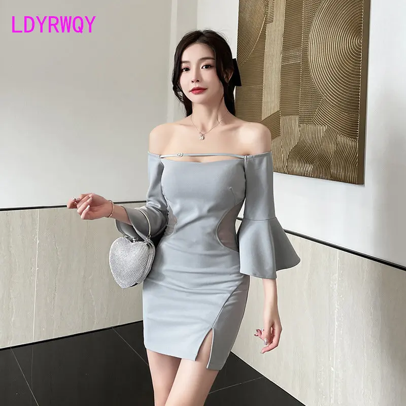 In 2023, the new one-shoulder sexy nightclub dress was slim with a bare back and split hips.
In 2023, the new one-shoulder sexy nightclub dress was slim with a bare back and split hips.