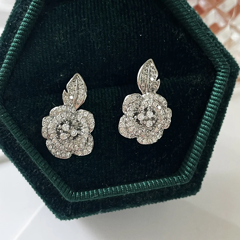 Rose cold feeling flower commuting versatile light luxury premium feeling stud earrings 
Rose cold feeling flower commuting versatile light luxury premium feeling stud earrings