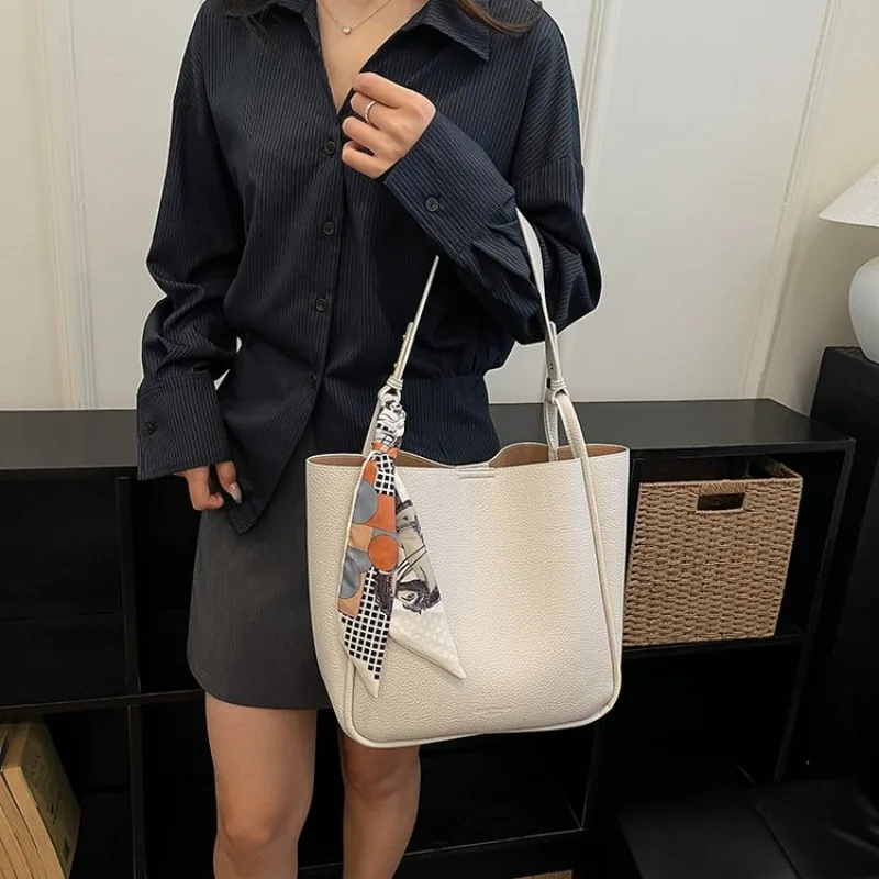 Classic Travel Handbag Ladies Trendy Paris Fashion Craft Elegant Minimalist Outline Soft Leather Bag
Classic Travel Handbag Ladies Trendy Paris Fashion Craft Elegant Minimalist Outline Soft Leather Bag