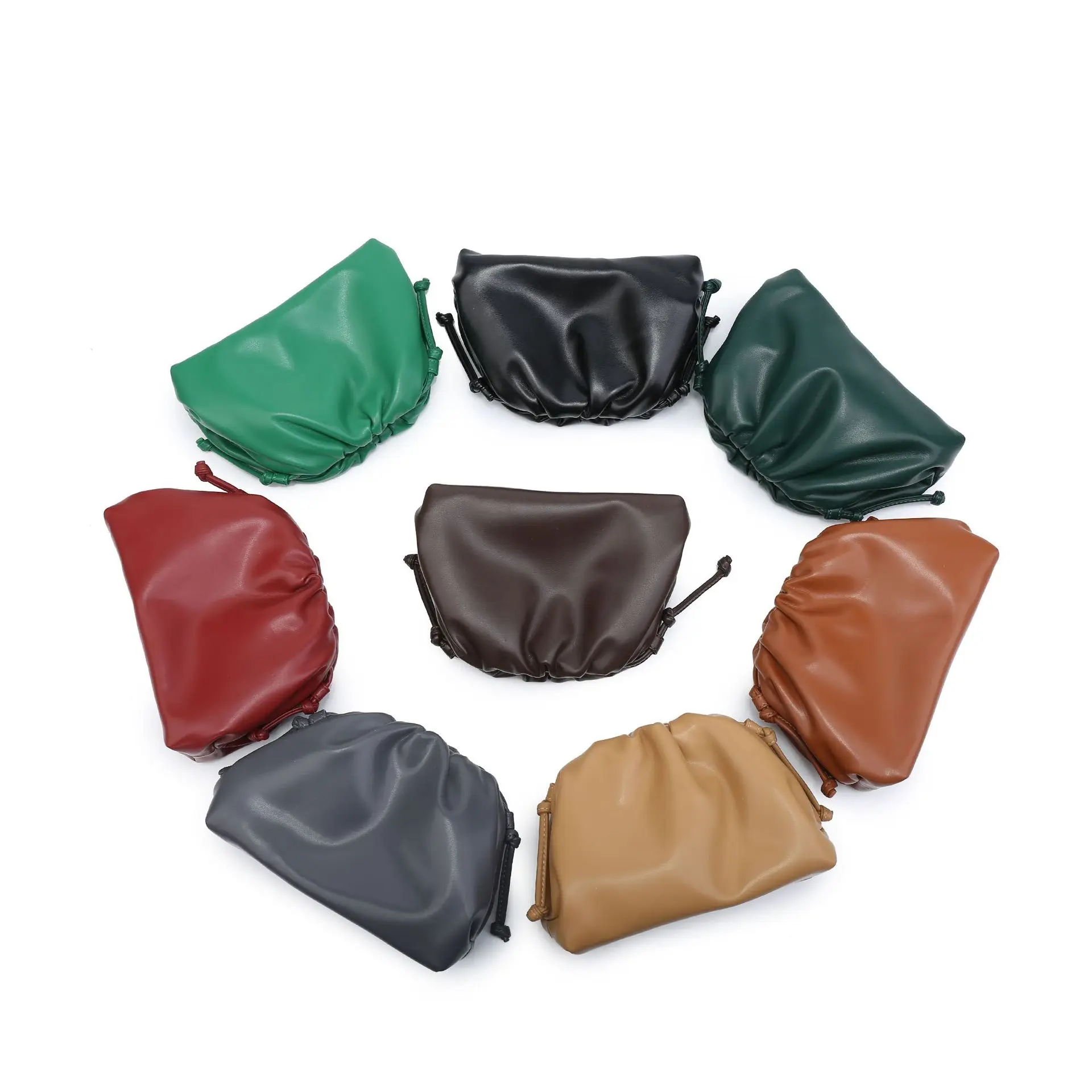 Женская модная сумка в форме облака из искусственной кожи с рюшами и клецками, мягкая сумка через плечо, маленькая сумка через плечо с клатчем
Женская модная сумка в форме облака из искусственной кожи с рюшами и клецками, мягкая сумка через плечо, маленькая сумка через плечо с клатчем